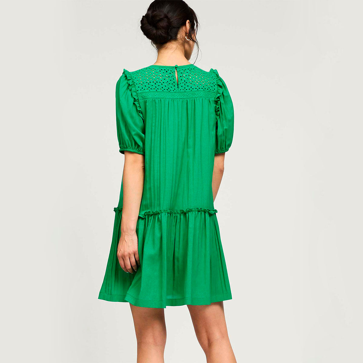 Vestido Verde con Detalles