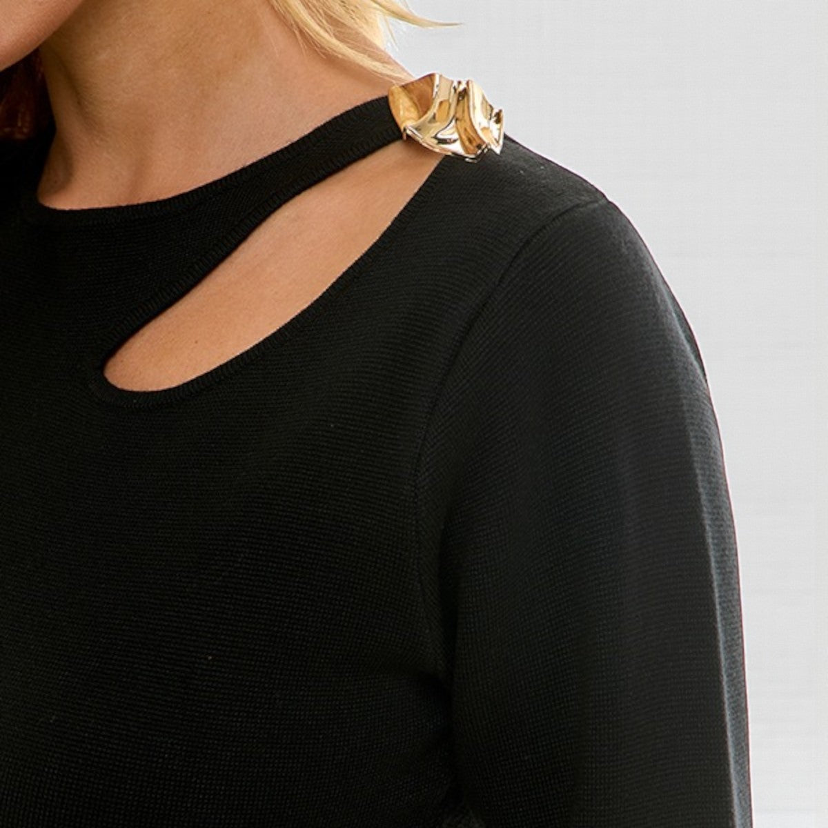 Blusa Negra con Detalle en Hombro