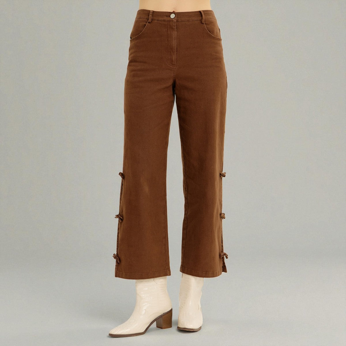 Jeans Cafes con Detalles Laterales