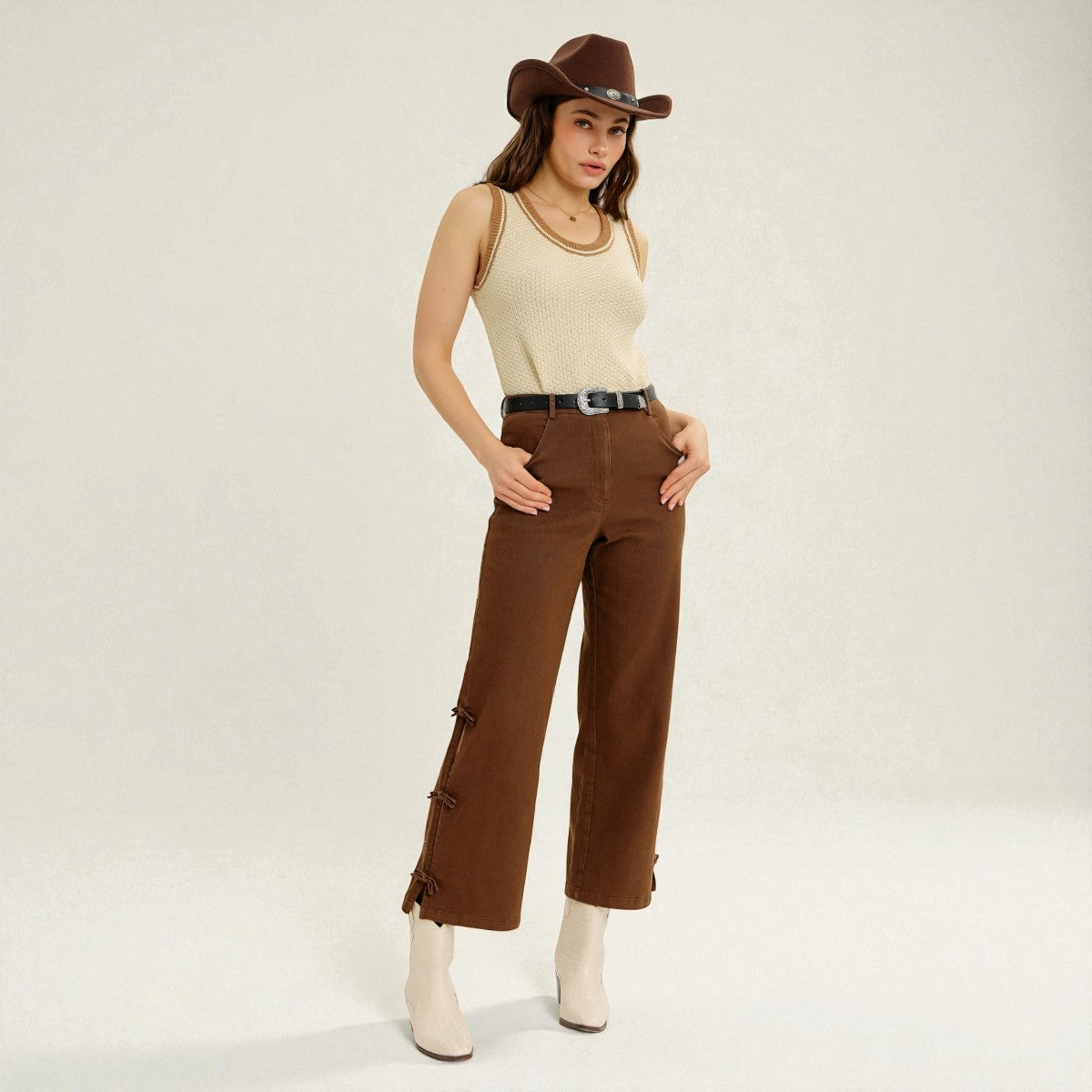 Jeans Cafes con Detalles Laterales