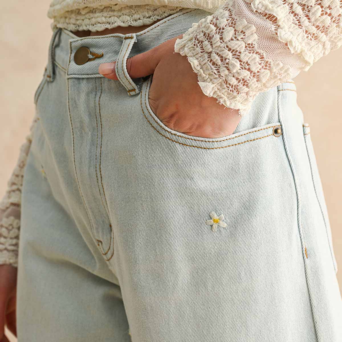 Pantalon Azul con Decoracion de Flores