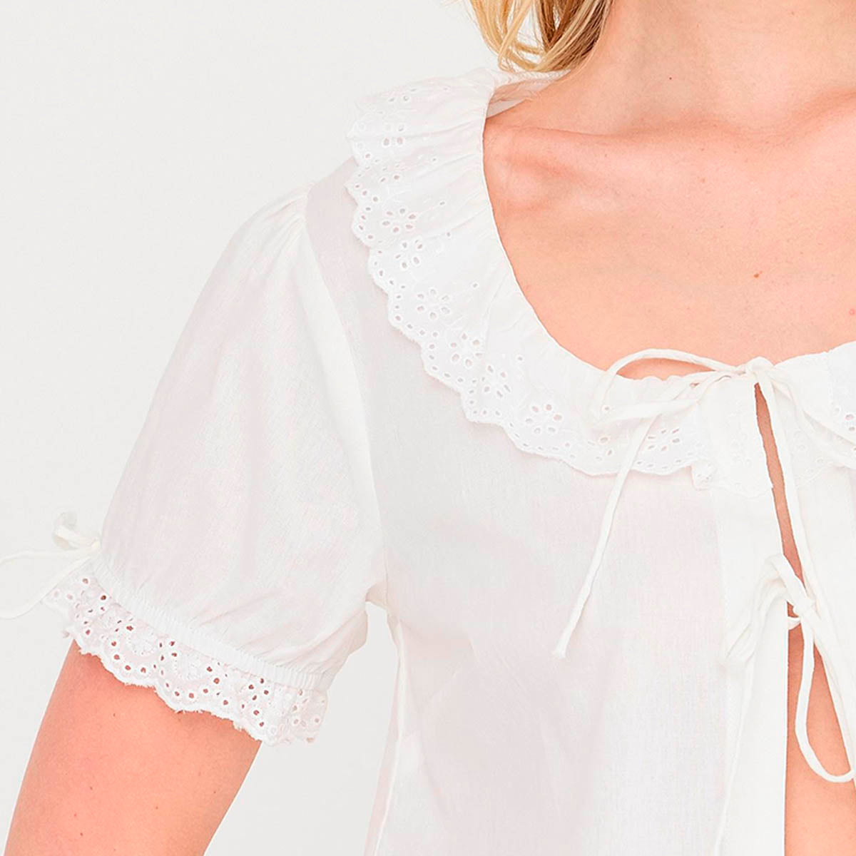 Blusa Blanca con Detalle