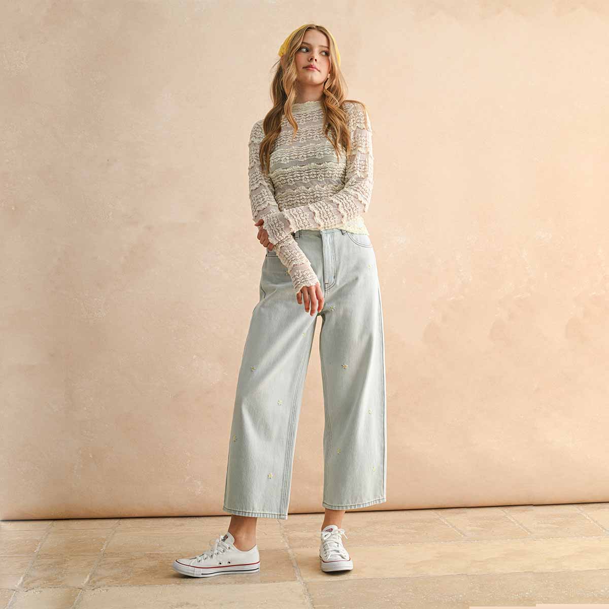 Pantalon Azul con Decoracion de Flores