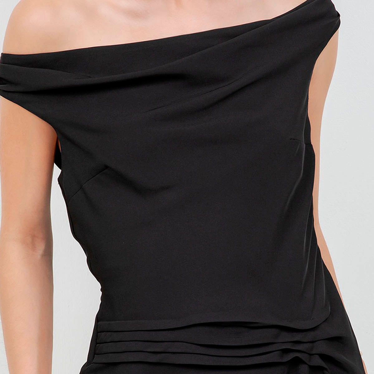 Blusa Negra Asimetrica