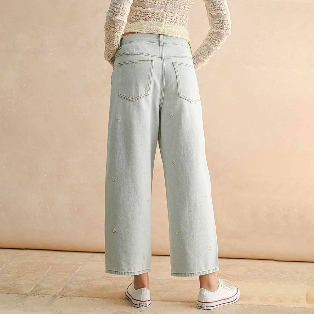 Pantalon Azul con Decoracion de Flores