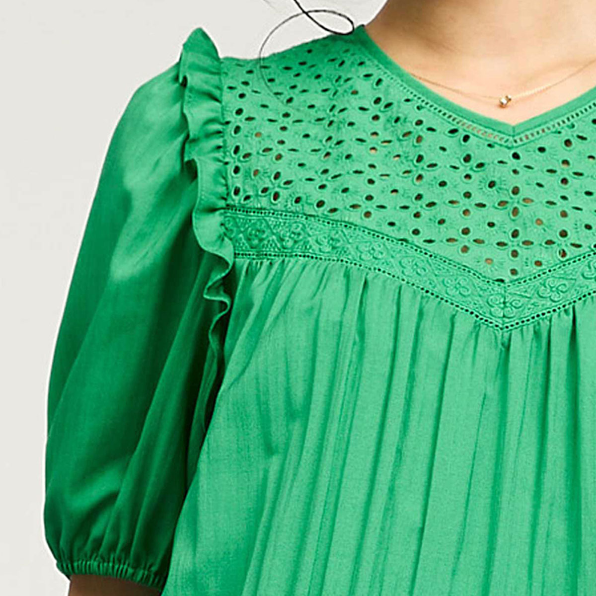 Vestido Verde con Detalles