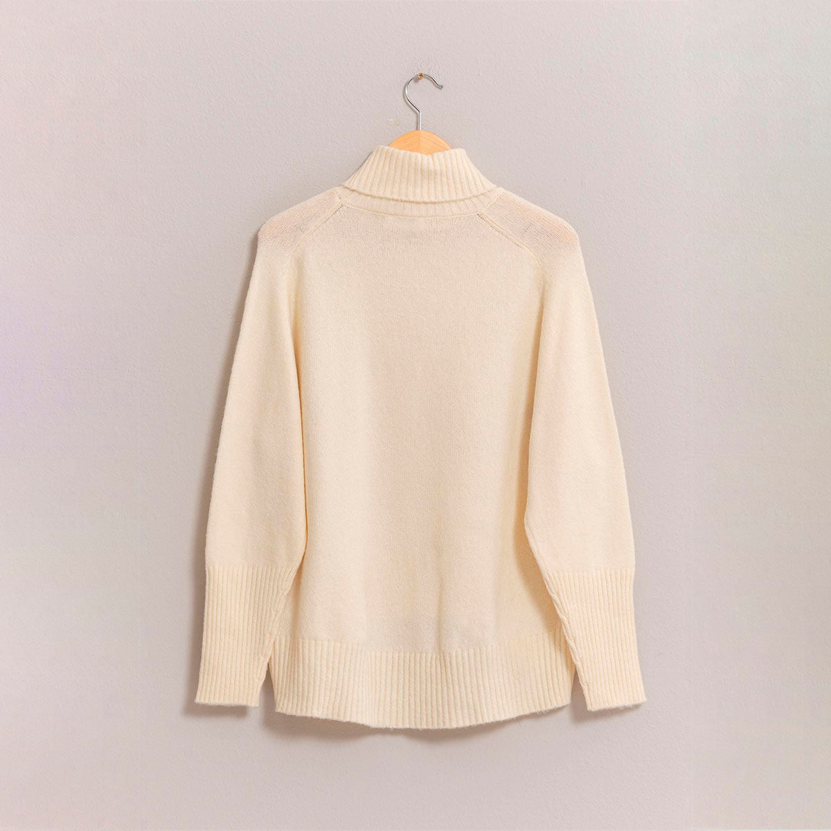 Sueter Ivory de Cuello Alto