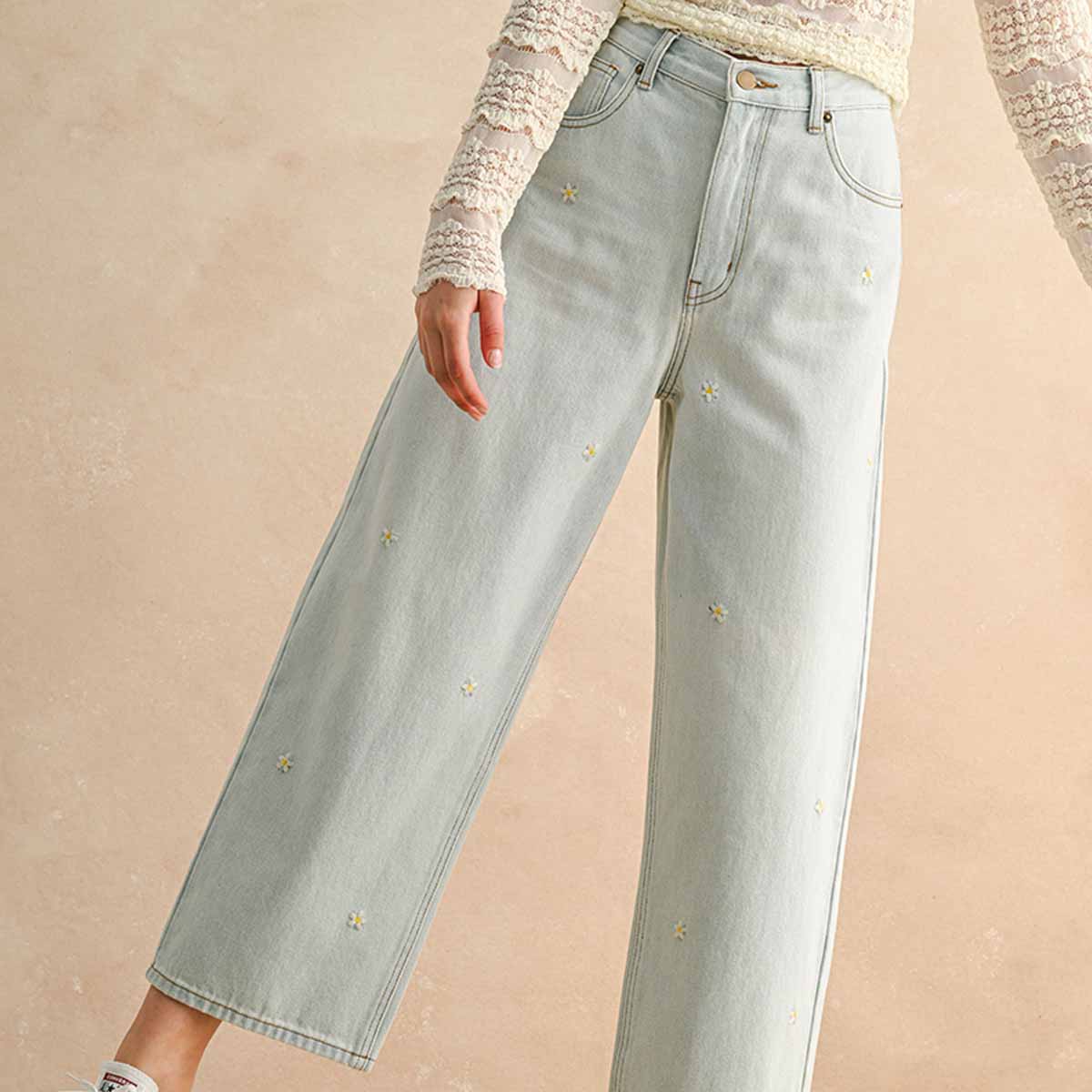 Pantalon Azul con Decoracion de Flores