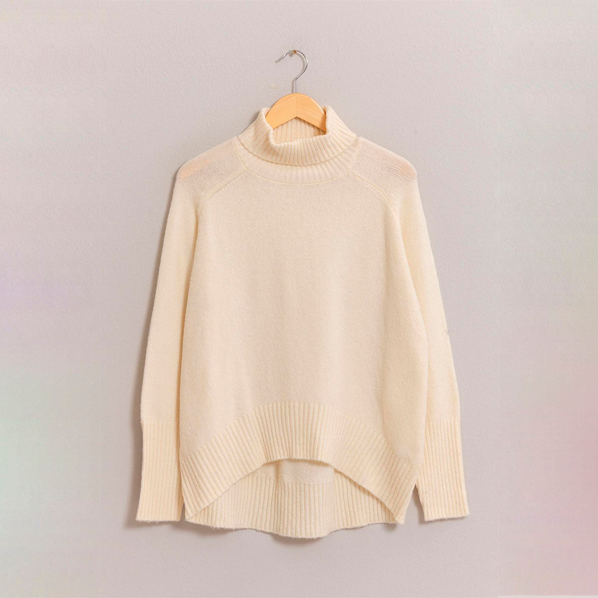 Sueter Ivory de Cuello Alto