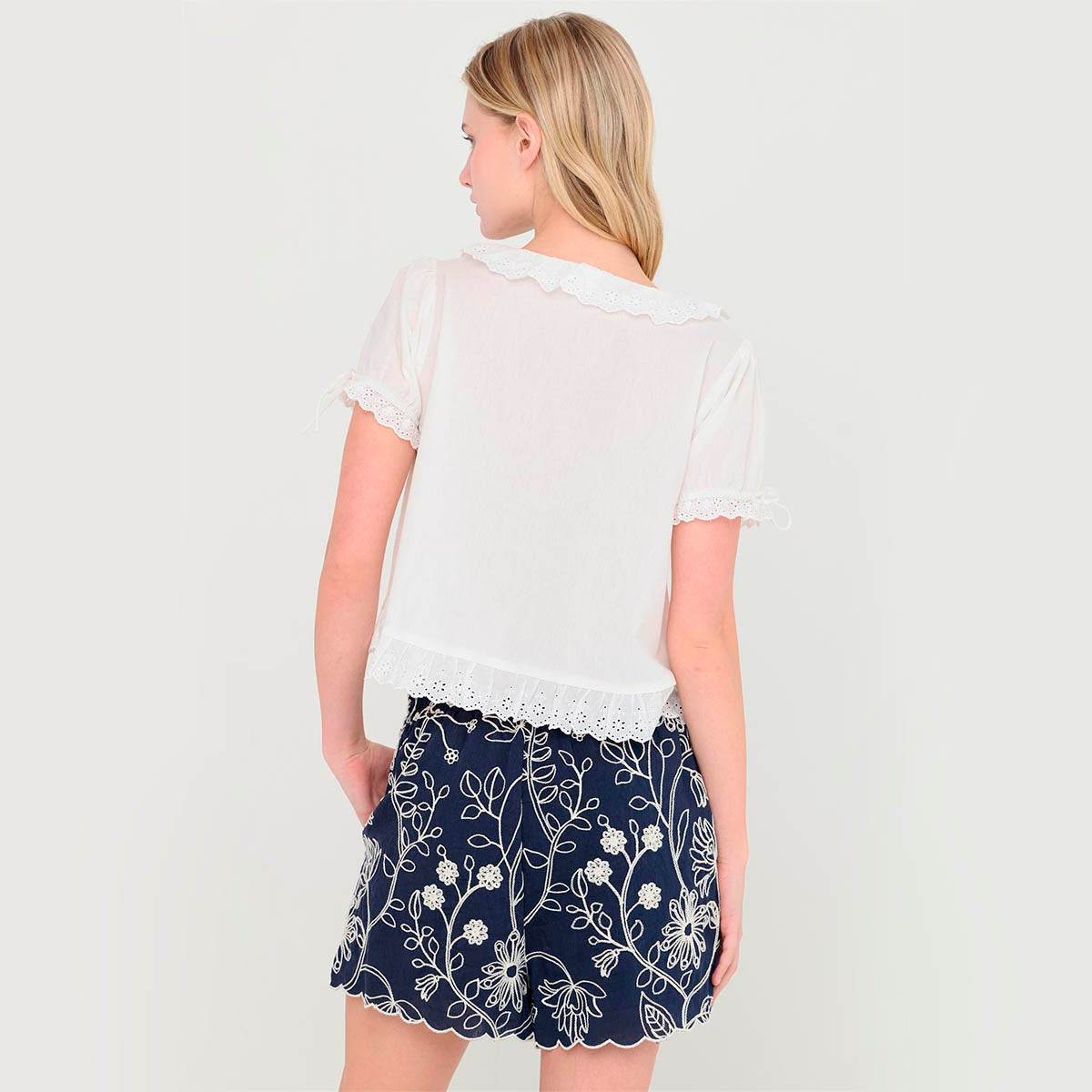 Blusa Blanca con Detalle
