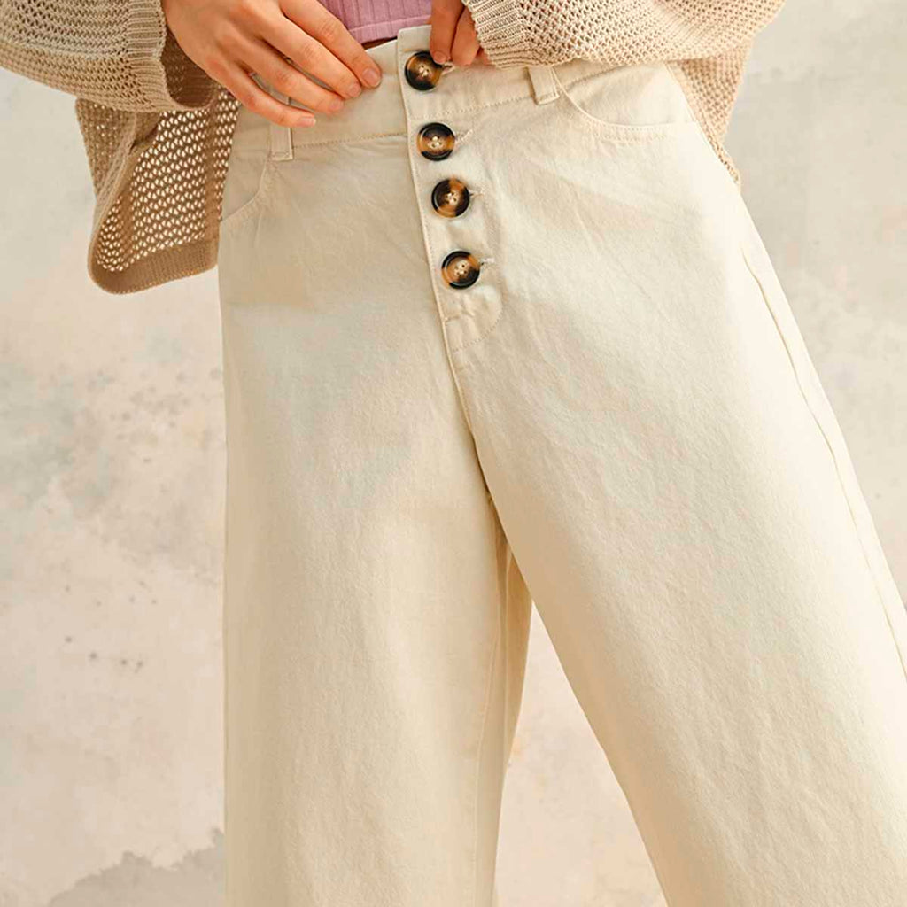Pantalon Beige con Detalle de Botones
