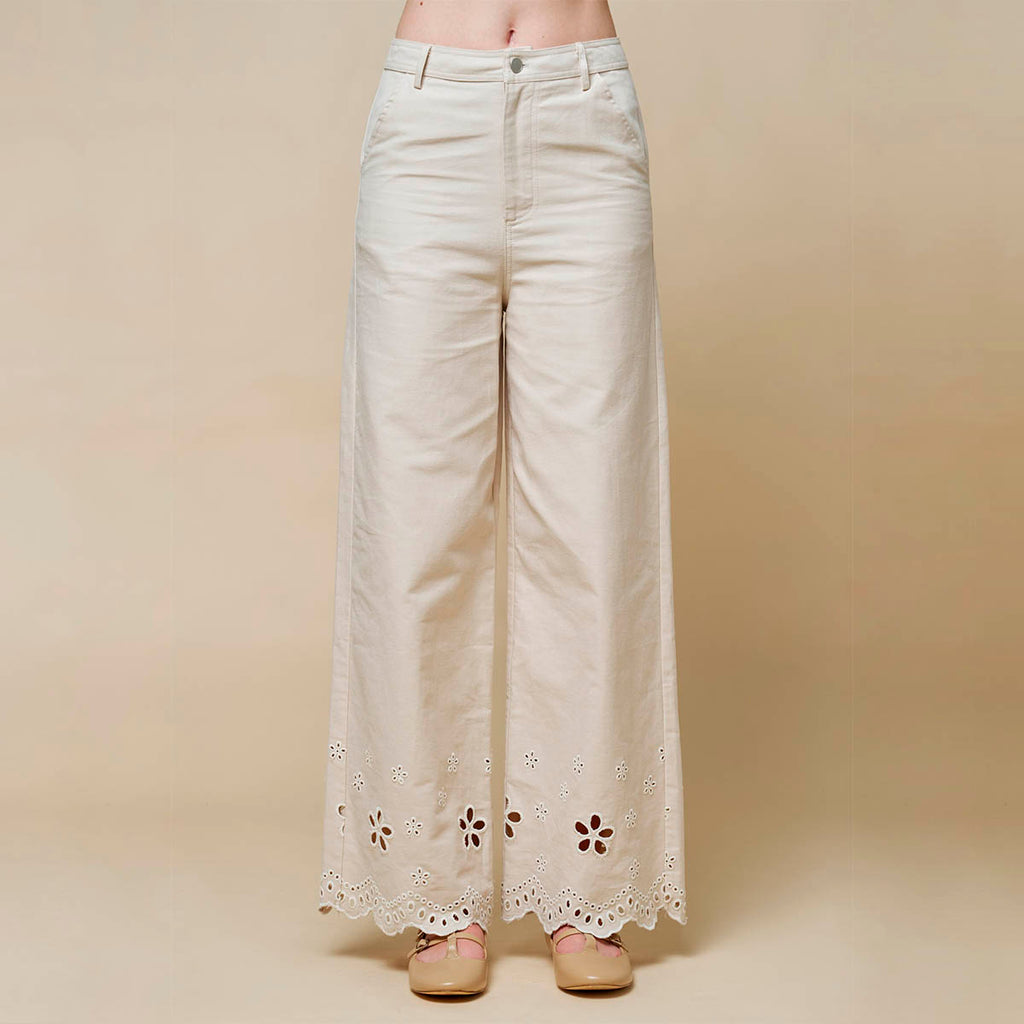 Pantalon Beige con Detalles Decorativos