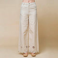 Pantalon Beige con Detalles Decorativos