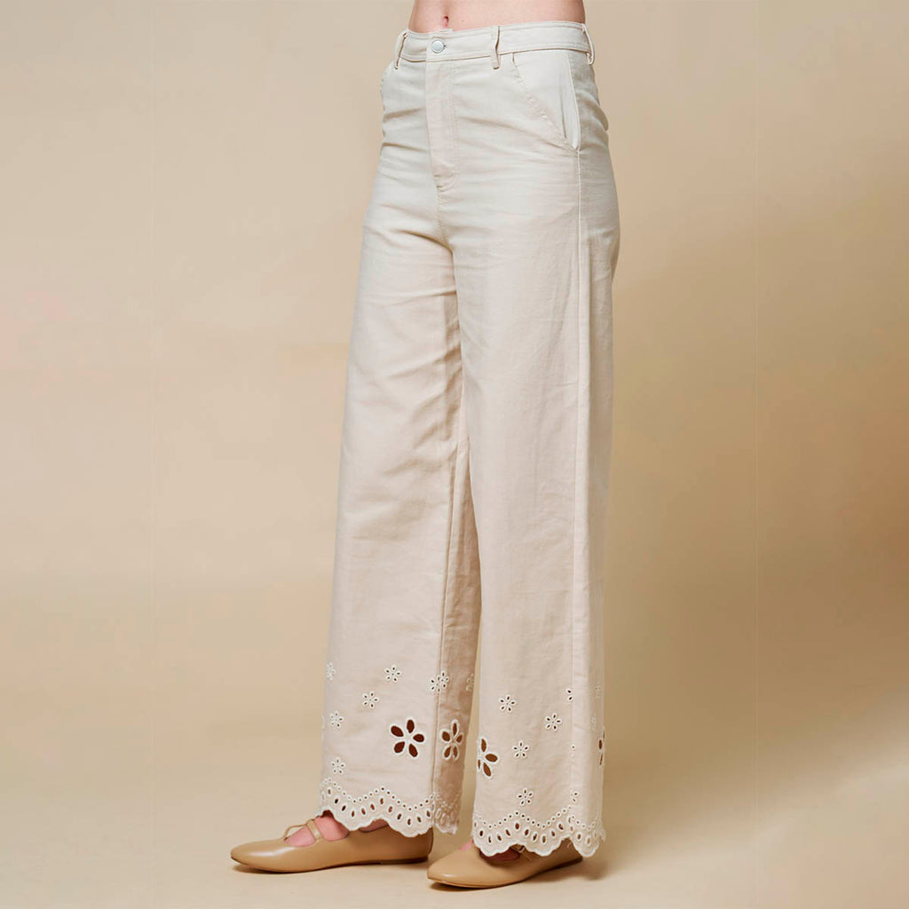 Pantalon Beige con Detalles Decorativos