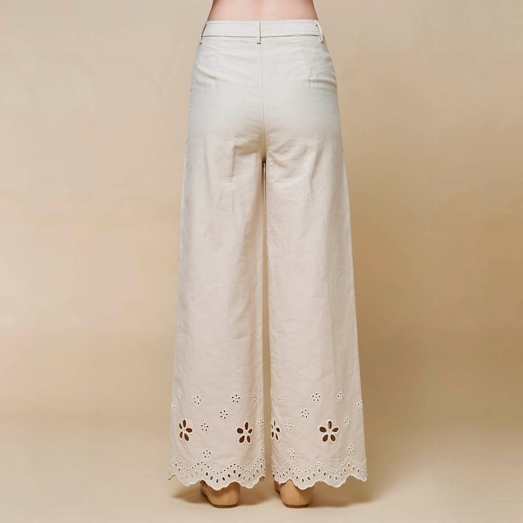 Pantalon Beige con Detalles Decorativos
