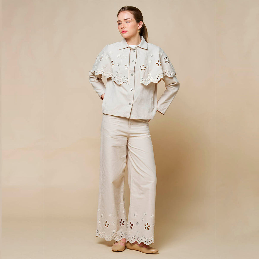 Pantalon Beige con Detalles Decorativos